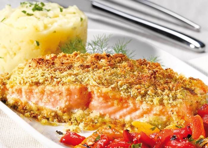 Trancio di salmone dorato al pistacchio con patate e peperoni arrostiti