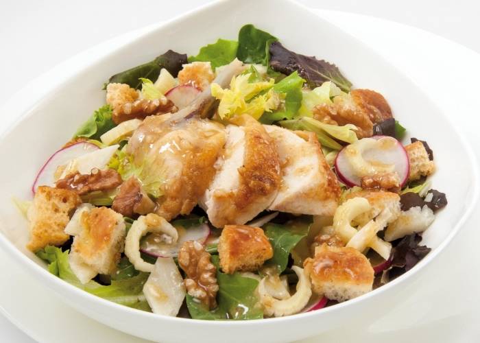 Insalata di pollo con crostini di pane e salsa di noci