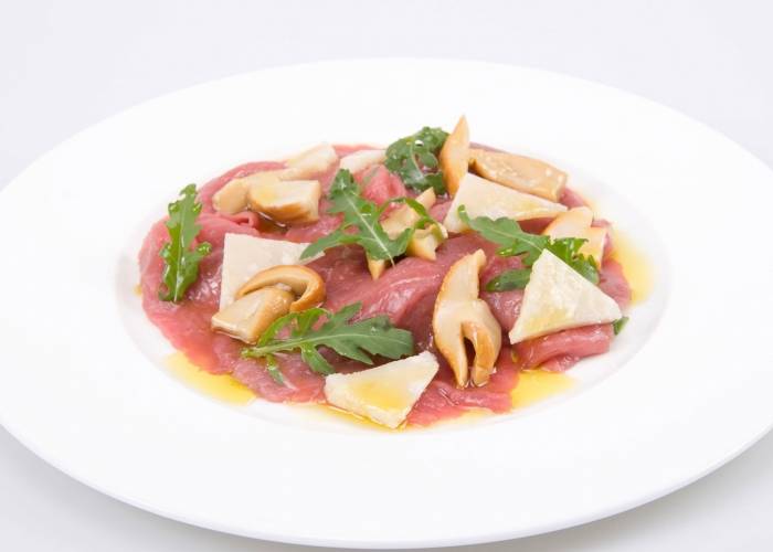  Carpaccio beef with porcini mushrooms in oil