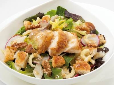 Salade de poulet avec ses croûtons de pain et sauce aux noix