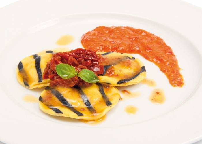 Stockfisch-Ravioli mit Paprikacreme und getrockneten Tomatenfilets