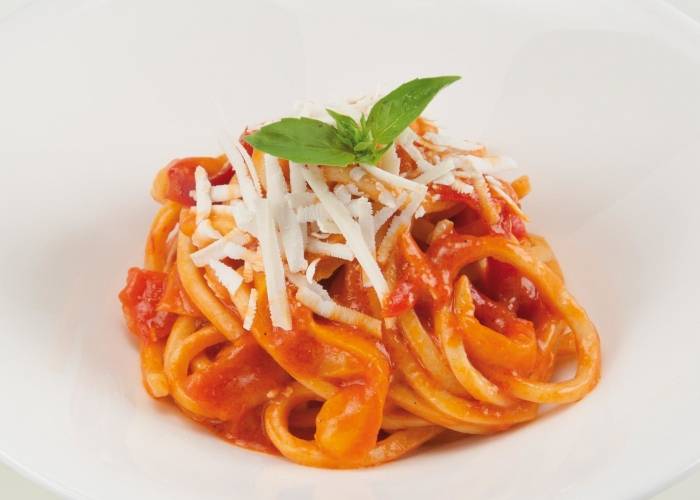 Troccoli mit Paprikacreme und gesalzenem Ricotta