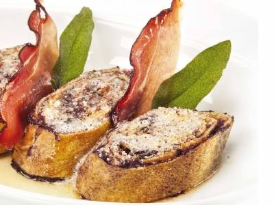 Crêpe-Rouladen mit Radicchio und Speck mit zerlassener Butter