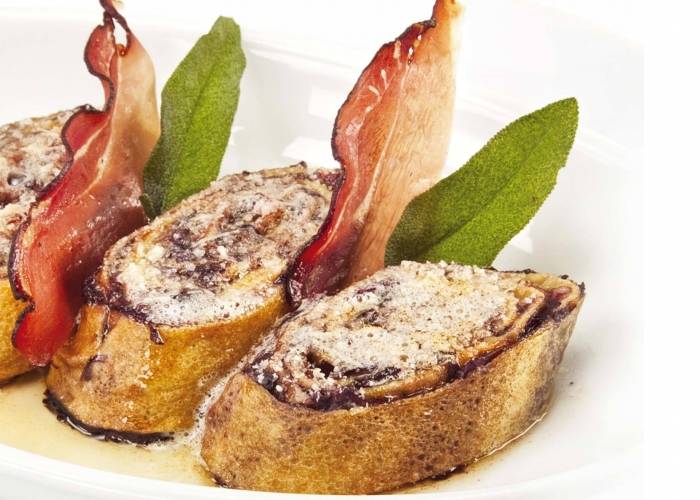 Crêpe-Rouladen mit Radicchio und Speck mit zerlassener Butter